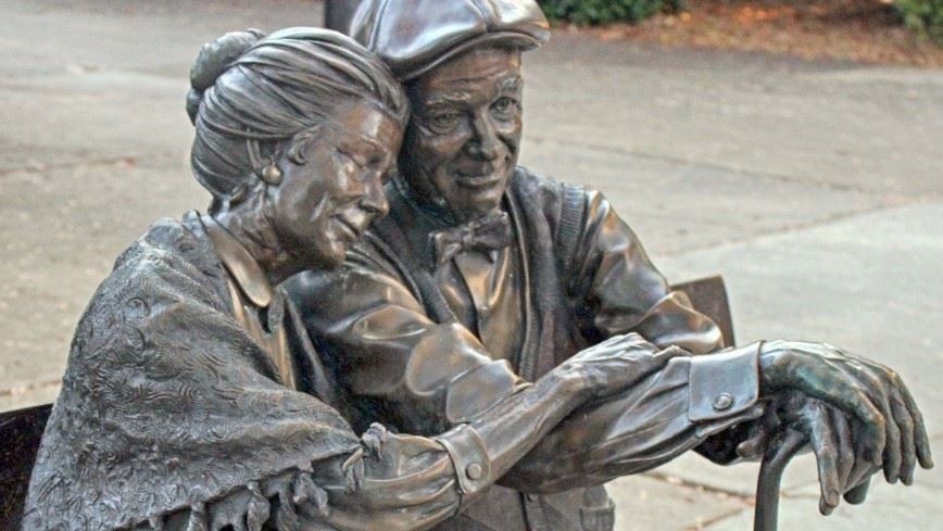 statue of old couple